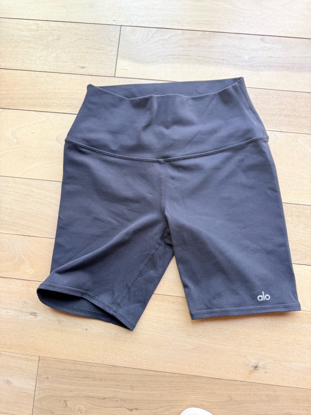 ALO Yoga Black High-Waist Active Shorts 7” Airbrush
